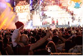 https://vietdovetravel.com/uploads/images/da-nang-new-year-countdown-stage-crowd-lights-2026.jpg