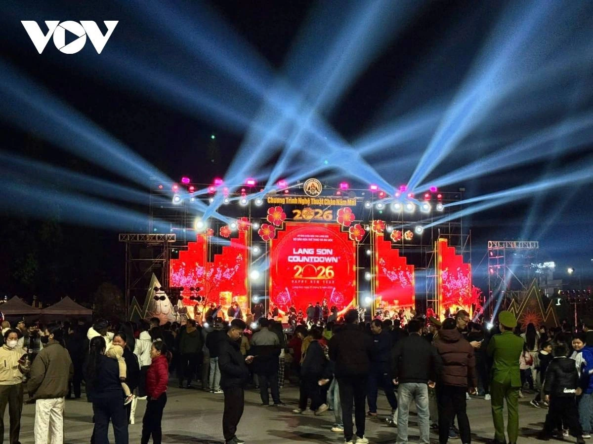 1. Tổng Quan Về Màn Hình LED Countdown Màn hình LED countdown là hệ thống hiển thị được sử dụng trong các sự kiện đếm ngược năm mới, nơi hàng chục nghìn người tập trung tại quảng trường, trung tâm thành phố hoặc khu vực tổ chức lễ hội. Countdown là một trong những sự kiện giải trí lớn nhất trong năm, thường kết hợp với: đại nhạc hội ngoài trời trình diễn ánh sáng pháo hoa biểu diễn nghệ sĩ Để tạo nên không gian sân khấu hoành tráng và thu hút khán giả, các đơn vị tổ chức thường sử dụng màn hình LED kích thước lớn làm phông nền chính. Màn hình LED countdown cho phép trình chiếu: hiệu ứng đếm ngược video nghệ sĩ biểu diễn animation pháo hoa hình ảnh thương hiệu tài trợ Nhờ khả năng hiển thị hình ảnh với độ sáng cao, hệ thống LED giúp khán giả ở khoảng cách xa vẫn có thể theo dõi rõ nội dung chương trình. 2. Vai Trò Của Màn Hình LED Trong Sự Kiện Countdown Trong các sự kiện countdown quy mô lớn, sân khấu thường được thiết kế với hệ thống màn hình LED khổng lồ để tạo hiệu ứng thị giác mạnh mẽ. Màn hình LED countdown đóng vai trò: Phông nền sân khấu chính Video wall LED lớn phía sau sân khấu giúp tạo hiệu ứng hình ảnh động và tăng chiều sâu sân khấu. Hiển thị hiệu ứng đếm ngược Khoảnh khắc countdown cần được hiển thị rõ ràng để khán giả cùng hòa mình vào không khí lễ hội. Trình chiếu video nghệ sĩ Màn hình LED giúp khán giả theo dõi biểu diễn ngay cả khi đứng ở khoảng cách xa. Quảng cáo thương hiệu Các thương hiệu tài trợ có thể hiển thị logo hoặc video quảng cáo trên màn hình LED. Nhờ những yếu tố này, màn hình LED countdown trở thành thiết bị không thể thiếu trong các sự kiện năm mới. 3. Cấu Hình Hệ Thống LED Countdown Một hệ thống màn hình LED countdown thường được thiết kế với cấu hình cao để đảm bảo hình ảnh rõ ràng trong môi trường ngoài trời. Cấu hình tham khảo: Diện tích màn hình: 150–300m² Pixel pitch: P3.9 outdoor Độ sáng: 4500–6000 nits Tần số quét: ≥3840Hz Chuẩn chống nước: IP65 Hệ thống điều khiển: Video processor chuyên dụng Những thông số này giúp màn hình LED hoạt động ổn định trong điều kiện ngoài trời và hiển thị hình ảnh rõ ràng ngay cả khi có ánh sáng mạnh. 4. Công Nghệ Hiển Thị LED Cho Countdown Các hệ thống màn hình LED countdown sử dụng nhiều công nghệ hiển thị tiên tiến. Pixel pitch nhỏ Khoảng cách điểm ảnh nhỏ giúp hình ảnh sắc nét ngay cả khi quan sát gần. Độ sáng cao Độ sáng lớn giúp màn hình hiển thị rõ ràng trong môi trường ngoài trời. Tần số quét cao Tần số quét ≥3840Hz giúp video hiển thị mượt và không bị nhấp nháy khi quay camera. Góc nhìn rộng Khán giả ở nhiều vị trí khác nhau vẫn có thể quan sát rõ nội dung hiển thị. Những công nghệ này giúp màn hình LED countdown phù hợp cho các sự kiện quy mô lớn. 5. 7 Lợi Ích Khi Sử Dụng Màn Hình LED Countdown 1. Hiển thị nội dung đếm ngược rõ ràng Khoảnh khắc countdown được hiển thị chính xác và ấn tượng. 2. Tăng trải nghiệm thị giác cho khán giả Khán giả có thể theo dõi chương trình từ khoảng cách xa. 3. Phù hợp sự kiện ngoài trời Màn hình LED outdoor có khả năng chống nước và hoạt động ổn định. 4. Trình chiếu video nghệ sĩ Video biểu diễn được hiển thị rõ ràng trên màn hình lớn. 5. Tăng hiệu quả quảng cáo thương hiệu Logo và video quảng cáo có thể được trình chiếu trên màn hình LED. 6. Thu hút sự chú ý của đám đông Màn hình LED lớn tạo điểm nhấn cho sân khấu. 7. Tạo sân khấu đại nhạc hội hoành tráng Hệ thống LED giúp sự kiện trở nên chuyên nghiệp và ấn tượng. 6. Ứng Dụng Thực Tế Trong Đại Nhạc Hội Countdown Các sự kiện countdown tại nhiều thành phố lớn thường sử dụng hệ thống LED quy mô lớn. Ví dụ: countdown quảng trường trung tâm countdown trung tâm thương mại countdown lễ hội âm nhạc Trong những sự kiện này, màn hình LED countdown được sử dụng làm phông nền sân khấu chính và màn hình phụ để hiển thị hình ảnh nghệ sĩ. 7. Giải Pháp Màn Hình LED Countdown Từ NextWorld NextWorld cung cấp nhiều giải pháp màn hình LED cho các sự kiện ngoài trời như countdown, concert và lễ hội âm nhạc. Các giải pháp bao gồm: màn hình LED outdoor màn hình LED sân khấu video wall LED hệ thống điều khiển hình ảnh Những hệ thống này giúp xây dựng sân khấu countdown hiện đại và thu hút khán giả.