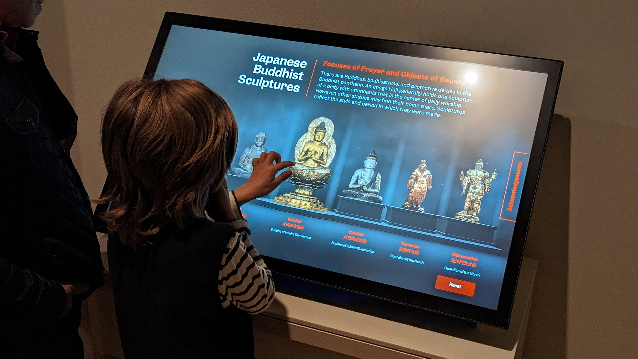 3. Cấu Hình Hệ Thống Màn Hình LED Trong Chùa Một hệ thống màn hình LED trong chùa thường được thiết kế sao cho phù hợp với kiến trúc truyền thống và không gian trang nghiêm của chánh điện hoặc khu vực tổ chức nghi lễ. Không giống như các sân khấu sự kiện hay trung tâm thương mại, màn hình LED lắp đặt trong chùa cần đảm bảo sự hài hòa với không gian tôn giáo, đồng thời vẫn giữ được khả năng hiển thị rõ ràng để phục vụ các hoạt động tụng kinh và giảng pháp. Cấu hình tham khảo cho một hệ thống màn hình LED trong chùa có thể bao gồm diện tích từ khoảng 5 đến 30m² tùy theo quy mô của chánh điện hoặc hội trường. Pixel pitch thường sử dụng trong khoảng P2 đến P3 indoor nhằm đảm bảo chữ và nội dung văn bản hiển thị sắc nét ngay cả khi Phật tử ngồi gần màn hình. Độ phân giải phổ biến là Full HD hoặc 4K, giúp hình ảnh và văn bản hiển thị rõ ràng, dễ đọc trong các buổi lễ đông người. Độ sáng của màn hình thường được thiết lập ở mức khoảng 800–1200 nits. Mức độ sáng này vừa đủ để nội dung hiển thị rõ ràng nhưng vẫn giữ được không gian yên tĩnh và trang nghiêm của chùa. Ngoài ra, tần số quét từ 3840Hz trở lên giúp hình ảnh hiển thị mượt mà, đặc biệt khi trình chiếu video giảng pháp hoặc phát trực tiếp các buổi lễ. Hệ thống màn hình LED trong chùa cũng cần có khả năng vận hành ổn định trong thời gian dài vì nhiều buổi lễ có thể kéo dài hàng giờ. Nhờ cấu hình ổn định và công nghệ LED hiện đại, hệ thống hiển thị có thể hoạt động liên tục mà vẫn đảm bảo chất lượng hình ảnh và độ bền thiết bị. 4. 6 Lợi Ích Khi Sử Dụng Màn Hình LED Trong Chùa Việc ứng dụng màn hình LED trong chùa mang lại nhiều lợi ích thiết thực cho hoạt động tôn giáo cũng như cộng đồng Phật tử. Công nghệ hiển thị hiện đại giúp các buổi lễ trở nên dễ theo dõi và thuận tiện hơn cho người tham dự. Thứ nhất, màn hình LED giúp hiển thị kinh Phật rõ ràng để Phật tử có thể cùng đọc và tụng kinh trong các buổi lễ. Khi nội dung được hiển thị trên màn hình lớn, mọi người có thể theo dõi đồng bộ mà không cần sử dụng sách kinh riêng. Thứ hai, hệ thống LED giúp truyền tải thông tin về lịch sinh hoạt của chùa, thời gian tổ chức khóa tu hoặc các hoạt động cộng đồng. Điều này giúp Phật tử dễ dàng cập nhật thông tin mà không cần tìm kiếm thông báo tại nhiều khu vực khác nhau. Thứ ba, màn hình LED có thể hỗ trợ trình chiếu video giảng pháp hoặc các bài thuyết giảng của chư Tăng, giúp nội dung giáo lý được truyền tải sinh động và dễ hiểu hơn. Hình ảnh minh họa hoặc video có thể giúp người nghe tiếp cận nội dung một cách trực quan. Thứ tư, hệ thống hiển thị còn giúp Phật tử ở xa hoặc ở phía sau chánh điện vẫn có thể theo dõi nội dung buổi lễ một cách rõ ràng. Điều này đặc biệt hữu ích trong những dịp lễ lớn khi số lượng người tham dự rất đông. Thứ năm, màn hình LED giúp việc tổ chức các sự kiện Phật giáo quy mô lớn trở nên thuận tiện hơn, từ các lễ hội truyền thống cho đến các chương trình giảng pháp hoặc hội thảo Phật giáo. Thứ sáu, việc ứng dụng công nghệ hiển thị hiện đại còn giúp chùa kết nối tốt hơn với cộng đồng Phật tử, đặc biệt là thế hệ trẻ, thông qua các nội dung trực quan và dễ tiếp cận. 5. Ứng Dụng Thực Tế Của Màn Hình LED Trong Chùa Trong thực tế, nhiều ngôi chùa hiện nay đã bắt đầu ứng dụng màn hình LED trong chùa để hỗ trợ các hoạt động tôn giáo và truyền tải thông tin đến Phật tử. Hệ thống LED có thể được lắp đặt tại nhiều khu vực khác nhau tùy theo nhu cầu sử dụng. Trong chánh điện, màn hình LED thường được dùng để hiển thị nội dung tụng kinh, bài giảng pháp hoặc hình ảnh minh họa trong các buổi lễ. Nhờ kích thước màn hình lớn, nội dung hiển thị có thể được quan sát dễ dàng từ nhiều vị trí khác nhau trong không gian chánh điện. Ở khu vực sân chùa hoặc hội trường, màn hình LED có thể được sử dụng để truyền hình trực tiếp các buổi lễ lớn như lễ Phật Đản, lễ Vu Lan hoặc các khóa tu đông người. Nhờ vậy, những Phật tử ở xa khu vực chánh điện vẫn có thể theo dõi đầy đủ nội dung buổi lễ. Ngoài ra, màn hình LED còn được sử dụng để hiển thị lịch sinh hoạt, thông báo khóa tu, các chương trình từ thiện hoặc thông tin hoạt động của chùa. Điều này giúp việc truyền đạt thông tin trở nên thuận tiện và hiệu quả hơn. 6. Kết Luận Màn hình LED trong chùa là giải pháp hiển thị hiện đại giúp hỗ trợ các hoạt động Phật giáo và truyền tải thông tin đến Phật tử một cách rõ ràng và hiệu quả. Với khả năng hiển thị nội dung sắc nét, kích thước lớn và vận hành ổn định, hệ thống LED giúp các buổi lễ và sự kiện trong chùa được tổ chức thuận tiện hơn. Bên cạnh việc hiển thị kinh Phật và bài giảng, màn hình LED còn giúp kết nối cộng đồng Phật tử thông qua việc truyền tải thông tin và phát trực tiếp các hoạt động của chùa. Điều này góp phần tạo nên môi trường sinh hoạt Phật giáo hiện đại nhưng vẫn giữ được sự trang nghiêm và truyền thống. Trong bối cảnh công nghệ ngày càng phát triển, việc ứng dụng màn hình LED trong chùa đang dần trở thành xu hướng phổ biến, giúp nâng cao hiệu quả truyền tải giáo lý và mở rộng sự kết nối giữa chùa và cộng đồng Phật tử.