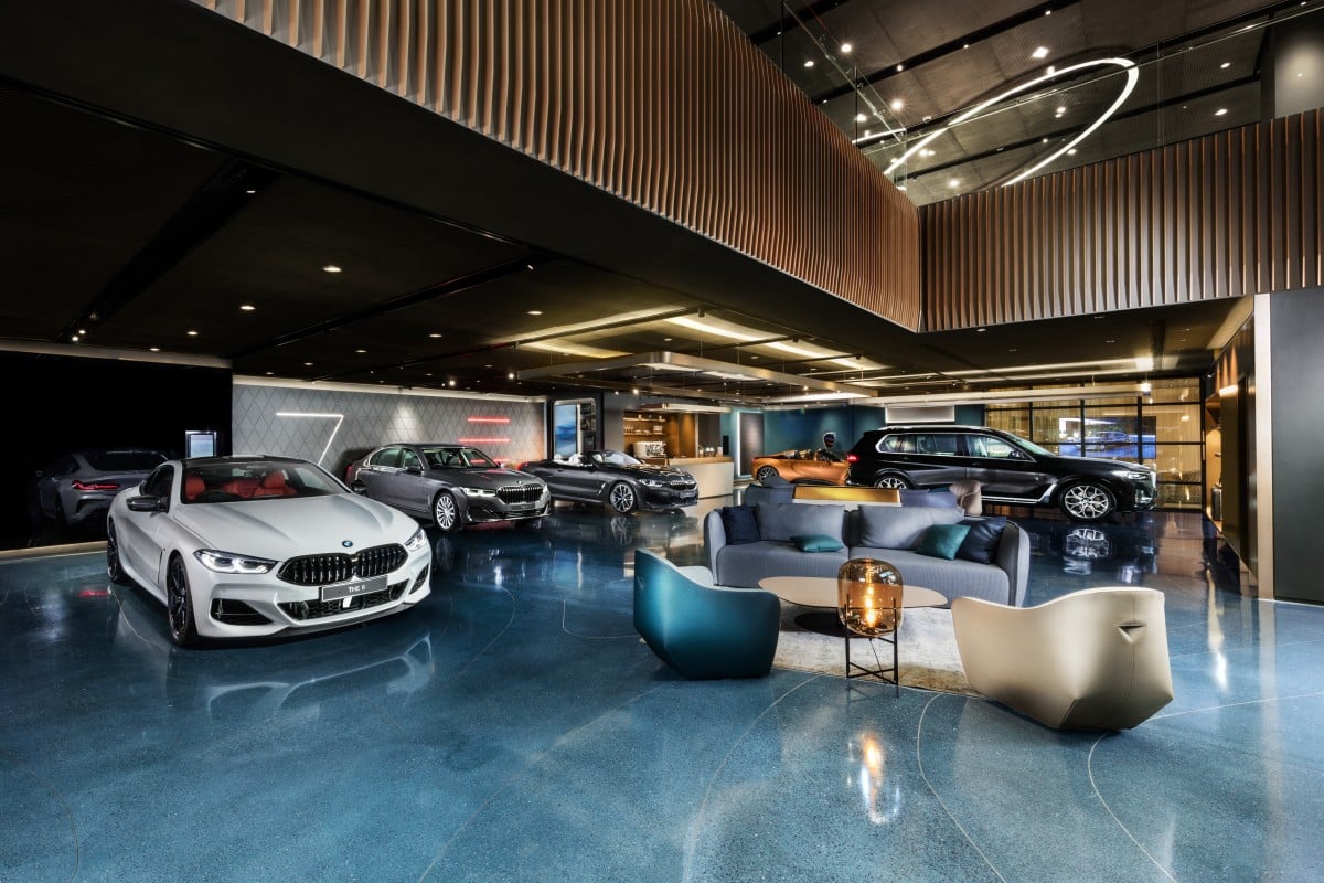 3. Cấu Hình Hệ Thống Màn Hình LED Showroom BMW Một hệ thống màn hình LED showroom BMW thường được thiết kế với cấu hình cao nhằm đảm bảo chất lượng hình ảnh sắc nét và phù hợp với không gian trưng bày xe sang. Trong các showroom ô tô cao cấp, màn hình LED không chỉ đóng vai trò hiển thị nội dung mà còn là một phần của thiết kế nội thất, góp phần tạo nên không gian công nghệ hiện đại và ấn tượng. Cấu hình tham khảo của hệ thống màn hình LED showroom BMW thường bao gồm các thông số sau: Diện tích màn hình: 20–100m² Pixel pitch: P1.5 – P2 indoor Độ phân giải: 4K Độ sáng: 800–1200 nits Tần số quét: ≥3840Hz Khả năng vận hành: 16–24 giờ mỗi ngày Pixel pitch nhỏ trong khoảng P1.5 đến P2 giúp hình ảnh hiển thị có độ chi tiết cao và sắc nét ngay cả khi khách hàng đứng gần màn hình. Đây là yếu tố rất quan trọng trong showroom vì khách hàng thường quan sát nội dung ở khoảng cách gần để xem rõ các chi tiết thiết kế của xe. Độ phân giải 4K giúp màn hình LED showroom BMW có thể trình chiếu video chất lượng cao về các dòng xe BMW. Những nội dung như thiết kế ngoại thất, nội thất, động cơ hoặc các công nghệ an toàn có thể được hiển thị một cách rõ ràng và sống động. Độ sáng từ 800 đến 1200 nits giúp màn hình hiển thị rõ ràng trong môi trường ánh sáng mạnh của showroom. Đồng thời, tần số quét cao từ 3840Hz trở lên giúp hình ảnh mượt mà và không bị nhấp nháy, đặc biệt khi quay phim hoặc chụp ảnh trong các sự kiện ra mắt xe. Ngoài phần màn hình LED, hệ thống còn được tích hợp với bộ xử lý hình ảnh chuyên dụng và phần mềm quản lý nội dung (CMS). Nhờ hệ thống này, showroom có thể dễ dàng thay đổi video quảng cáo, hình ảnh sản phẩm hoặc nội dung truyền thông theo từng chiến dịch marketing. 4. 7 Lợi Ích Khi Sử Dụng Màn Hình LED Showroom BMW Việc triển khai màn hình LED showroom BMW mang lại nhiều lợi ích cho cả đại lý ô tô và khách hàng. Đây không chỉ là công cụ hiển thị nội dung mà còn là một phần của chiến lược marketing và trải nghiệm khách hàng. Thứ nhất, màn hình LED giúp tăng trải nghiệm thị giác cho khách hàng ngay khi bước vào showroom. Hình ảnh động, video và hiệu ứng ánh sáng giúp không gian trưng bày trở nên sống động và hiện đại hơn. Thứ hai, hệ thống LED giúp trình chiếu video và hình ảnh chi tiết về các dòng xe BMW. Những nội dung như thiết kế nội thất, hệ thống công nghệ hoặc khả năng vận hành của xe có thể được minh họa trực quan thông qua video. Thứ ba, màn hình LED có thể hiển thị hiệu ứng 3D hoặc đồ họa động giúp sản phẩm trở nên nổi bật hơn. Khi kết hợp với ánh sáng sân khấu, các mẫu xe trưng bày có thể trở thành tâm điểm của không gian showroom. Thứ tư, hệ thống hiển thị giúp showroom dễ dàng cập nhật nội dung quảng bá theo từng chiến dịch marketing. Các video quảng cáo, chương trình ưu đãi hoặc thông tin sự kiện có thể được thay đổi nhanh chóng. Thứ năm, màn hình LED giúp tiết kiệm không gian trưng bày. Nhiều mẫu xe hoặc phiên bản khác nhau có thể được giới thiệu thông qua video mà không cần trưng bày tất cả xe thật trong showroom. Thứ sáu, hệ thống LED góp phần nâng cao hình ảnh công nghệ và sự hiện đại của thương hiệu BMW. Điều này giúp showroom tạo ấn tượng mạnh với khách hàng và thể hiện đẳng cấp của thương hiệu xe sang. Thứ bảy, màn hình LED có thể được sử dụng trong các sự kiện ra mắt xe hoặc chương trình trải nghiệm khách hàng. Những sự kiện này thường cần hệ thống hiển thị lớn để trình chiếu video, hình ảnh và nội dung truyền thông. 5. Ứng Dụng Thực Tế Trong Showroom BMW Hiện nay, màn hình LED showroom BMW được ứng dụng tại nhiều khu vực khác nhau trong showroom nhằm tối ưu trải nghiệm của khách hàng và tăng hiệu quả truyền thông. Tại khu vực trung tâm trưng bày, màn hình LED thường được lắp đặt phía sau các mẫu xe nhằm tạo phông nền hình ảnh ấn tượng. Video về cảnh lái xe, hiệu ứng ánh sáng hoặc đồ họa động giúp chiếc xe trở nên nổi bật và thu hút sự chú ý của khách hàng. Trong khu vực tiếp khách, màn hình LED có thể được sử dụng để trình chiếu video giới thiệu thương hiệu BMW, các công nghệ mới hoặc các dòng xe mới nhất. Điều này giúp khách hàng hiểu rõ hơn về giá trị thương hiệu và các sản phẩm của hãng. Ngoài ra, tại khu vực sự kiện trong showroom, màn hình LED thường được sử dụng để trình chiếu các chương trình ra mắt xe, hội thảo khách hàng hoặc sự kiện truyền thông. Trong những sự kiện này, màn hình LED đóng vai trò là trung tâm trình chiếu nội dung và tạo hiệu ứng thị giác cho chương trình. Một số showroom BMW hiện đại còn sử dụng màn hình LED để tạo nên không gian trình chiếu immersive, nơi khách hàng có thể trải nghiệm video 360 độ về hành trình lái xe hoặc các cảnh quay quảng bá sản phẩm. 6. Xu Hướng Ứng Dụng Màn Hình LED Trong Showroom Ô Tô Trong xu hướng Digital Showroom, nhiều đại lý ô tô đang ứng dụng các công nghệ hiển thị kỹ thuật số nhằm nâng cao trải nghiệm khách hàng và tối ưu hóa hoạt động marketing. Màn hình LED đóng vai trò là trung tâm trình chiếu nội dung và hình ảnh thương hiệu trong showroom. Khi kết hợp với các công nghệ như thực tế ảo (VR) hoặc mô phỏng 3D, màn hình LED có thể giúp khách hàng khám phá các tính năng của xe một cách trực quan hơn. Ngoài ra, hệ thống màn hình LED còn có thể được tích hợp với hệ thống quản lý nội dung kỹ thuật số, cho phép showroom cập nhật video quảng cáo, thông tin sản phẩm hoặc các chiến dịch marketing theo từng thời điểm. Một xu hướng khác là sử dụng màn hình LED để tạo nên không gian trình diễn xe công nghệ cao, nơi hình ảnh xe và hiệu ứng đồ họa được kết hợp để tạo trải nghiệm ấn tượng cho khách hàng. 7. Kết Luận Màn hình LED showroom BMW là giải pháp hiển thị hiện đại giúp nâng cao trải nghiệm khách hàng và tạo điểm nhấn công nghệ trong không gian trưng bày ô tô cao cấp. Với khả năng hiển thị hình ảnh sắc nét, video chất lượng cao và nội dung linh hoạt, hệ thống LED giúp showroom BMW trở nên chuyên nghiệp và ấn tượng hơn. Việc sử dụng màn hình LED không chỉ giúp trình chiếu nội dung quảng bá mà còn góp phần tạo nên không gian trưng bày hiện đại, phù hợp với hình ảnh của thương hiệu xe sang. Khi kết hợp với các công nghệ hiển thị tiên tiến, màn hình LED có thể trở thành công cụ marketing mạnh mẽ trong ngành bán lẻ ô tô. Trong bối cảnh ngành ô tô ngày càng cạnh tranh và trải nghiệm khách hàng ngày càng được chú trọng, việc ứng dụng màn hình LED trong showroom sẽ tiếp tục trở thành xu hướng quan trọng, giúp các đại lý ô tô nâng cao hiệu quả truyền thông và tạo lợi thế cạnh tranh trên thị trường.