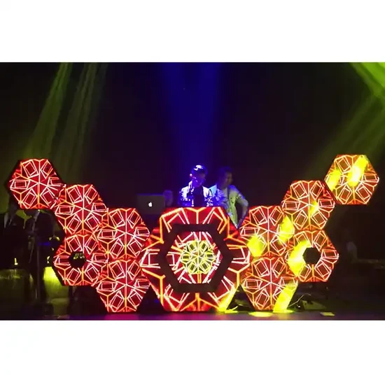 3. Cấu Hình Hệ Thống Màn Hình LED Club Một hệ thống màn hình LED club thường được thiết kế với cấu hình phù hợp với không gian nightclub hoặc sân khấu DJ. Cấu hình tham khảo: Diện tích màn hình: 10–100m² Pixel pitch: P2 – P4 indoor Độ phân giải: Full HD hoặc 4K Độ sáng: 1000–2500 nits Tần số quét: ≥3840Hz Khả năng vận hành: 12–24 giờ mỗi ngày Pixel pitch nhỏ giúp hình ảnh hiển thị rõ ràng khi khách hàng đứng gần sân khấu hoặc khu vực DJ booth. Tần số quét cao giúp hình ảnh hiển thị mượt mà và tránh hiện tượng nhấp nháy khi quay video hoặc livestream trong club. Ngoài ra, hệ thống LED có thể được kết nối với phần mềm visual DJ hoặc hệ thống điều khiển ánh sáng, giúp nội dung hiển thị thay đổi theo nhịp nhạc. 4. 7 Lợi Ích Khi Sử Dụng Màn Hình LED Club Việc triển khai màn hình LED club mang lại nhiều lợi ích cho các quán bar và nightclub hiện đại. Thứ nhất, màn hình LED giúp tạo hiệu ứng visual sống động cho không gian club. Thứ hai, hệ thống LED giúp đồng bộ hình ảnh với âm thanh và ánh sáng sân khấu. Thứ ba, màn hình LED giúp sân khấu DJ trở nên chuyên nghiệp và ấn tượng hơn. Thứ tư, hệ thống LED có thể hiển thị video âm nhạc hoặc animation theo chủ đề của sự kiện. Thứ năm, màn hình LED giúp nâng cao trải nghiệm giải trí cho khách hàng. Thứ sáu, hệ thống LED giúp club tạo điểm check-in ấn tượng để khách hàng chia sẻ trên mạng xã hội. Thứ bảy, màn hình LED có thể được sử dụng để quảng cáo thương hiệu hoặc sự kiện trong club. 5. Ứng Dụng Thực Tế Của Màn Hình LED Trong Club Hiện nay, màn hình LED club được sử dụng trong nhiều khu vực khác nhau của nightclub. Tại sân khấu DJ, màn hình LED thường được lắp đặt phía sau DJ booth để trình chiếu visual theo nhịp nhạc. Trong khu vực tường trang trí, màn hình LED có thể hiển thị các hiệu ứng ánh sáng hoặc đồ họa động giúp không gian club trở nên hiện đại. Ngoài ra, một số nightclub còn sử dụng LED ceiling hoặc LED dance floor, giúp tạo hiệu ứng ánh sáng trên trần hoặc sàn nhảy. Một số club cao cấp còn thiết kế LED tunnel hoặc LED cube, tạo nên không gian immersive và trải nghiệm thị giác độc đáo cho khách hàng. 6. Xu Hướng Màn Hình LED Trong Nightclub Hiện Đại Trong xu hướng nightlife hiện đại, nhiều nightclub đang chuyển sang sử dụng video wall LED kích thước lớn thay cho màn hình truyền thống. Công nghệ LED cho phép: tạo hiệu ứng hình ảnh 3D trình chiếu visual DJ theo nhịp nhạc kết hợp với hệ thống ánh sáng sân khấu tạo không gian immersive cho khách hàng Ngoài ra, các phần mềm visual DJ hiện nay cho phép đồng bộ hình ảnh với BPM của bài nhạc, giúp màn hình LED trở thành một phần của màn trình diễn âm nhạc. 7. Kết Luận Màn hình LED club là giải pháp hiển thị hiện đại giúp nâng cao trải nghiệm giải trí trong các quán bar và nightclub. Với khả năng trình chiếu hình ảnh sống động, hiệu ứng ánh sáng mạnh mẽ và nội dung linh hoạt, hệ thống LED giúp tạo nên không gian nightlife hấp dẫn và chuyên nghiệp. Trong tương lai, khi ngành giải trí và nightlife tiếp tục phát triển, việc ứng dụng màn hình LED trong club sẽ trở thành xu hướng quan trọng, giúp các nightclub tạo nên trải nghiệm âm nhạc và thị giác độc đáo cho khách hàng.