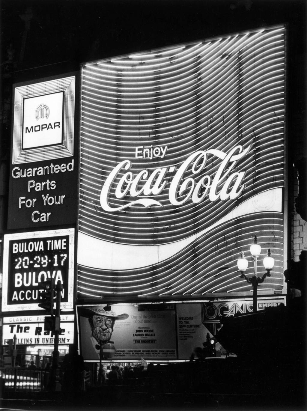 3. Cấu Hình Hệ Thống Màn Hình LED Coca-Cola Một hệ thống màn hình LED Coca-Cola thường được thiết kế với cấu hình cao để đảm bảo hiển thị rõ ràng trong môi trường ngoài trời và thu hút sự chú ý của người đi đường. Cấu hình tham khảo: Diện tích màn hình: 50–500m² Pixel pitch: P6 – P10 outdoor Độ phân giải: Full HD hoặc 4K Độ sáng: 6000–8000 nits Tần số quét: ≥3840Hz Chuẩn chống nước và bụi: IP65 Khả năng vận hành: 24/7 Pixel pitch từ P6 đến P10 giúp màn hình hiển thị rõ ràng khi người xem quan sát từ khoảng cách xa như trên đường phố hoặc quảng trường. Độ sáng cao từ 6000 nits trở lên giúp nội dung hiển thị rõ ràng ngay cả dưới ánh nắng mạnh của môi trường ngoài trời. Ngoài ra, hệ thống LED còn được kết nối với phần mềm quản lý nội dung quảng cáo (Digital Signage CMS), cho phép thay đổi nội dung quảng cáo theo thời gian thực. 4. 7 Lợi Ích Khi Sử Dụng Màn Hình LED Coca-Cola Việc sử dụng màn hình LED Coca-Cola mang lại nhiều lợi ích cho chiến dịch quảng cáo và xây dựng thương hiệu. Thứ nhất, màn hình LED giúp hiển thị video quảng cáo sống động và thu hút sự chú ý của người đi đường. Thứ hai, hệ thống LED giúp thương hiệu truyền tải thông điệp marketing một cách trực quan và mạnh mẽ. Thứ ba, màn hình LED có thể hiển thị nội dung động, giúp quảng cáo trở nên hấp dẫn hơn so với biển quảng cáo tĩnh. Thứ tư, hệ thống hiển thị có thể cập nhật nội dung theo từng chiến dịch marketing. Thứ năm, màn hình LED giúp Coca-Cola tăng khả năng nhận diện thương hiệu tại các khu vực đông người. Thứ sáu, hệ thống LED giúp thương hiệu tạo điểm check-in nổi bật cho khách du lịch và người dân địa phương. Thứ bảy, màn hình LED góp phần xây dựng hình ảnh thương hiệu hiện đại và công nghệ. 5. Ứng Dụng Thực Tế Của Màn Hình LED Coca-Cola Hiện nay, màn hình LED Coca-Cola được triển khai tại nhiều địa điểm nổi tiếng trên thế giới. Tại các quảng trường lớn, màn hình LED được lắp đặt với kích thước khổng lồ để thu hút sự chú ý của hàng nghìn người mỗi ngày. Trong trung tâm thương mại, màn hình LED giúp hiển thị video quảng cáo và các chiến dịch marketing của thương hiệu. Ngoài ra, tại các sự kiện thể thao hoặc lễ hội âm nhạc, màn hình LED Coca-Cola còn được sử dụng để trình chiếu nội dung quảng bá và tài trợ sự kiện. Một số chiến dịch quảng cáo sáng tạo còn sử dụng màn hình LED 3D hoặc màn hình LED cong, giúp tạo hiệu ứng hình ảnh nổi khối và gây ấn tượng mạnh với người xem. 6. Xu Hướng Quảng Cáo LED Trong Ngành Đồ Uống Trong ngành công nghiệp đồ uống, các thương hiệu lớn đang chuyển sang sử dụng màn hình LED kỹ thuật số thay cho biển quảng cáo truyền thống. Công nghệ LED cho phép: hiển thị video quảng cáo 4K tạo hiệu ứng hình ảnh chuyển động cập nhật nội dung theo thời gian thực tích hợp với hệ thống quảng cáo kỹ thuật số Ngoài ra, các chiến dịch quảng cáo LED hiện nay còn kết hợp với công nghệ tương tác hoặc mạng xã hội, giúp tăng mức độ tương tác của khách hàng với thương hiệu. 7. Kết Luận Màn hình LED Coca-Cola là giải pháp quảng cáo hiện đại giúp thương hiệu truyền tải thông điệp marketing một cách mạnh mẽ và trực quan. Với khả năng hiển thị video sống động, độ sáng cao và kích thước lớn, màn hình LED giúp Coca-Cola thu hút sự chú ý của hàng triệu người tại các khu vực đông đúc. Trong tương lai, khi công nghệ quảng cáo kỹ thuật số tiếp tục phát triển, việc ứng dụng màn hình LED trong các chiến dịch quảng cáo Coca-Cola sẽ tiếp tục đóng vai trò quan trọng trong việc xây dựng hình ảnh thương hiệu và nâng cao hiệu quả truyền thông.