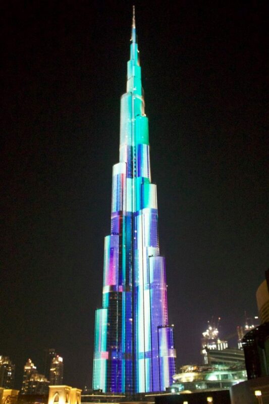 Man hinh 3d led khong lo tren toa nha choc troi burj khalifa 3