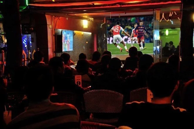 Man hinh 3d led quan cafe bong da quan nhau 2