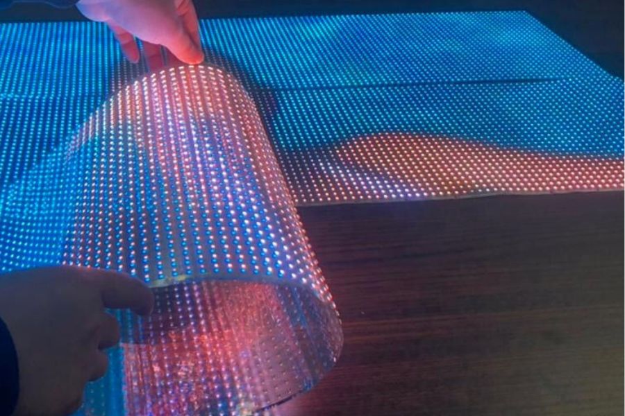 Màn hình LED Film – Giải pháp hiển thị trong suốt cho không gian hiện đại 2 man hinh led film