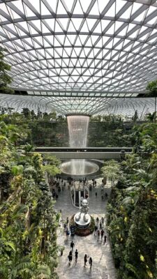 Man hinh led tai san bay changi dai phun nuoc led rain vortex 1