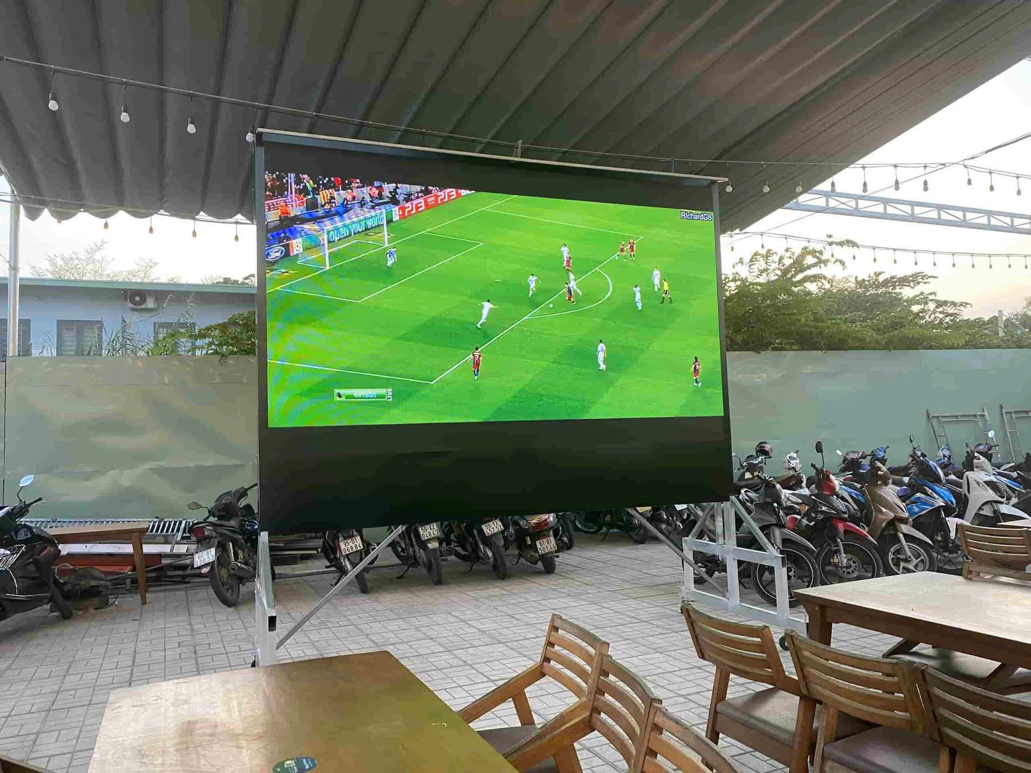 Màn hình LED xem bóng đá | Báo giá, Pixel Pitch & tư vấn lắp đặt 18 ứng dụng của màn hình led bóng đá