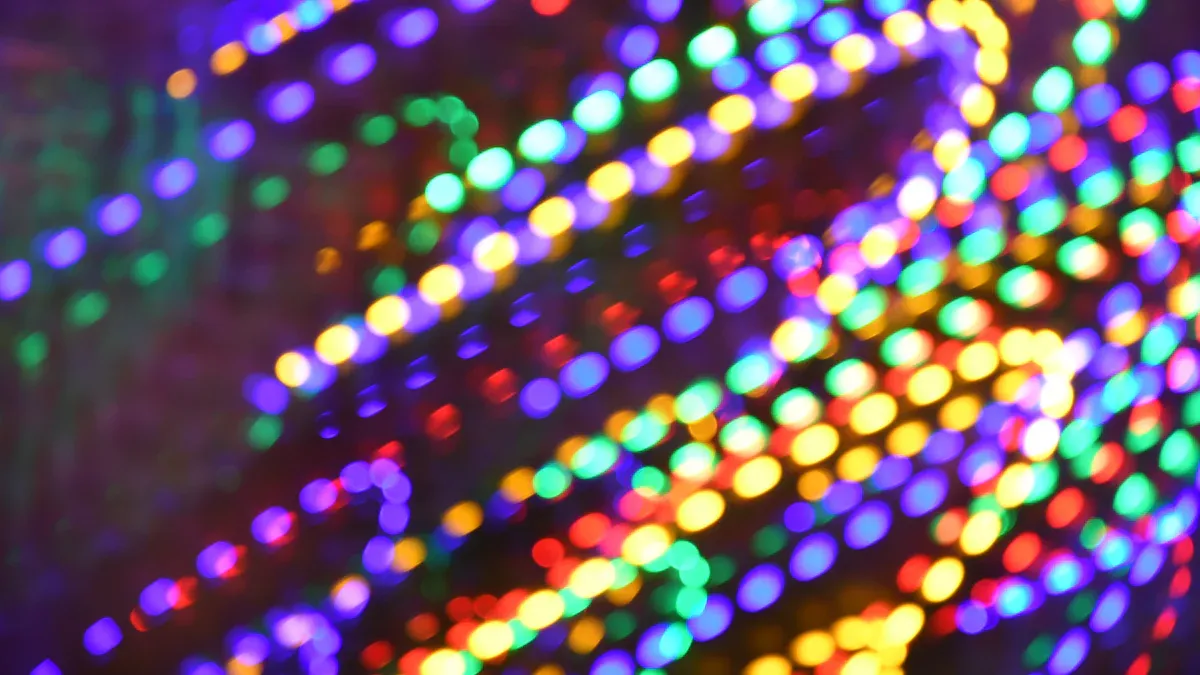 Micro LED là gì? Cấu tạo, nguyên lý và so sánh với OLED, Mini LED 2 Màn hình Micro LED sử dụng các điểm ảnh siêu nhỏ tự phát sáng, tạo ra hình ảnh sáng, rõ nét với màu đen sâu và tiêu thụ điện năng thấp.