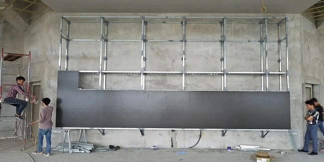 Lắp đặt màn hình LED: Quy trình thi công chuẩn từ A-Z và báo giá 9 Lắp các module lên khung màn hình LED