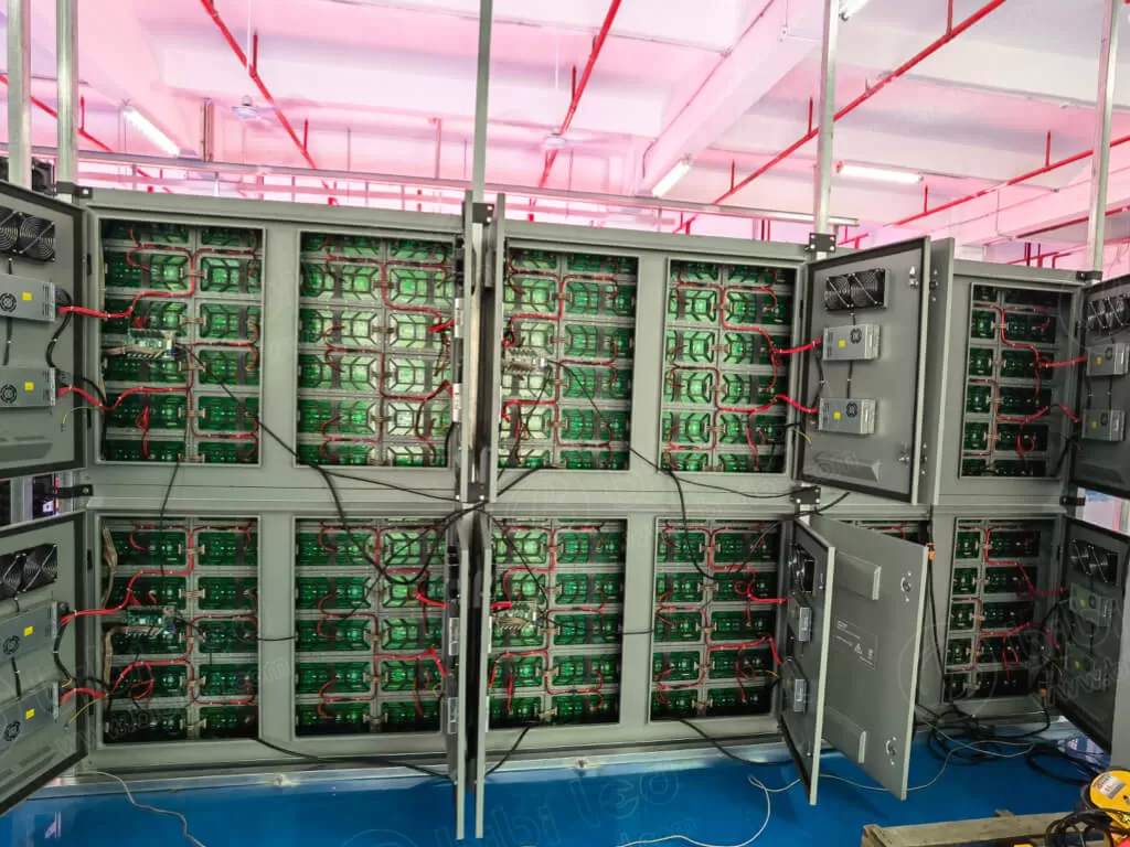 Lắp đặt màn hình LED: Quy trình thi công chuẩn từ A-Z và báo giá 2 lắp đặt màn hình led bằng cabinet