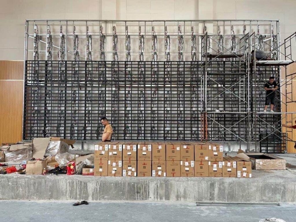 Lắp đặt màn hình LED: Quy trình thi công chuẩn từ A-Z và báo giá 12 lưu ý trước khi lắp đặt màn hình led cần kiểm tra kỹ tính tương thích của các thành phần