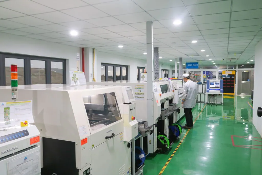 SMT là gì? Tìm hiểu công nghệ SMT trong sản xuất điện tử 3 smt bán tự động