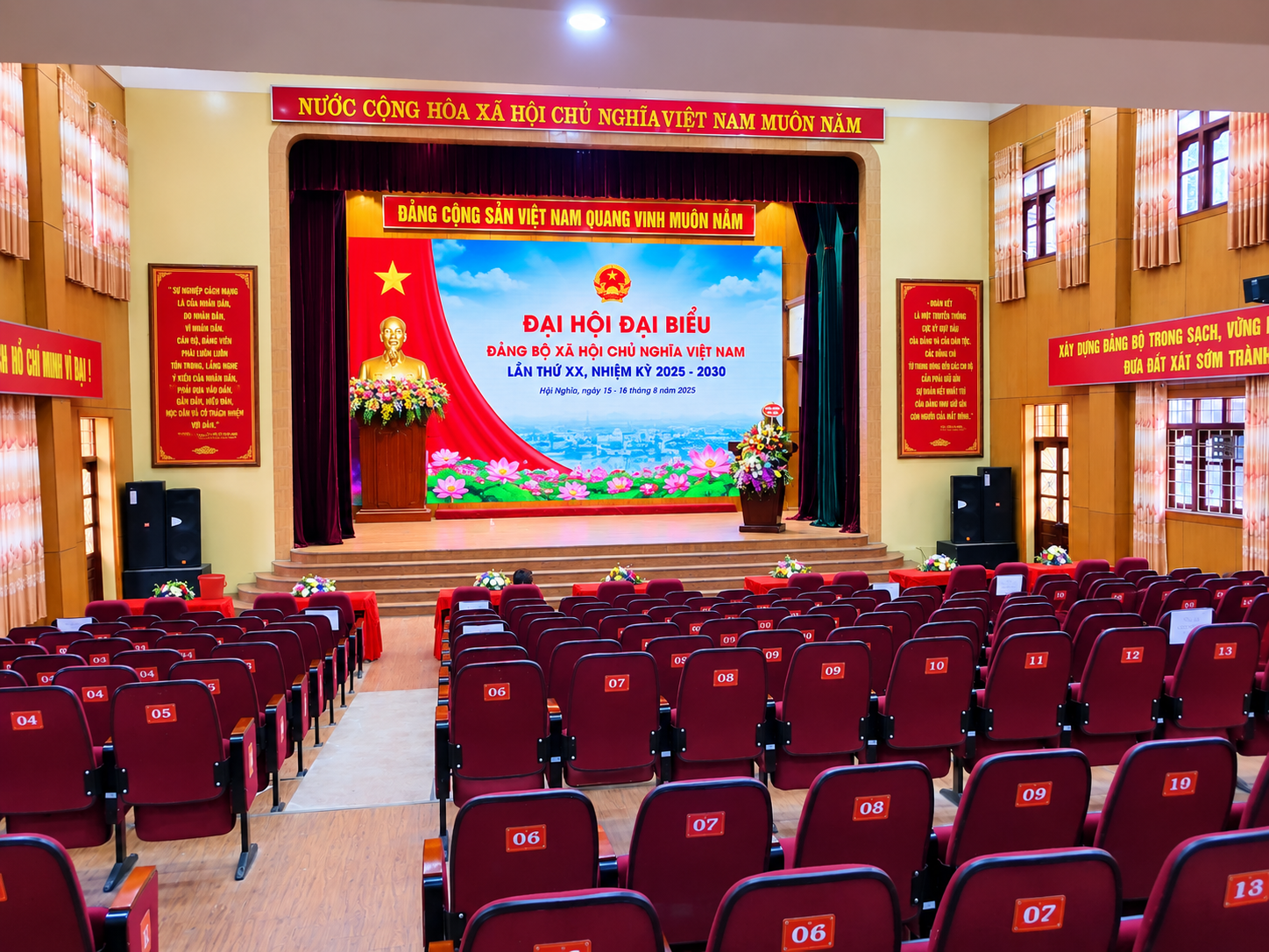 Màn Hình LED Hội Trường Đại Hội – Tư Vấn Chọn P2, P2.5, P3 3 Nên chọn pixel pitch nào cho màn hình LED hội trường đại hội?