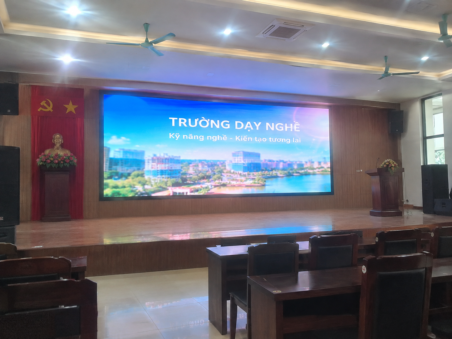Thi Công Màn Hình LED P2.5 Hội Trường Trường Dạy Nghề Tại Hà Nam 3 Thi công màn hình LED P2.5 hội trường trường dạy nghề tại Hà Nam