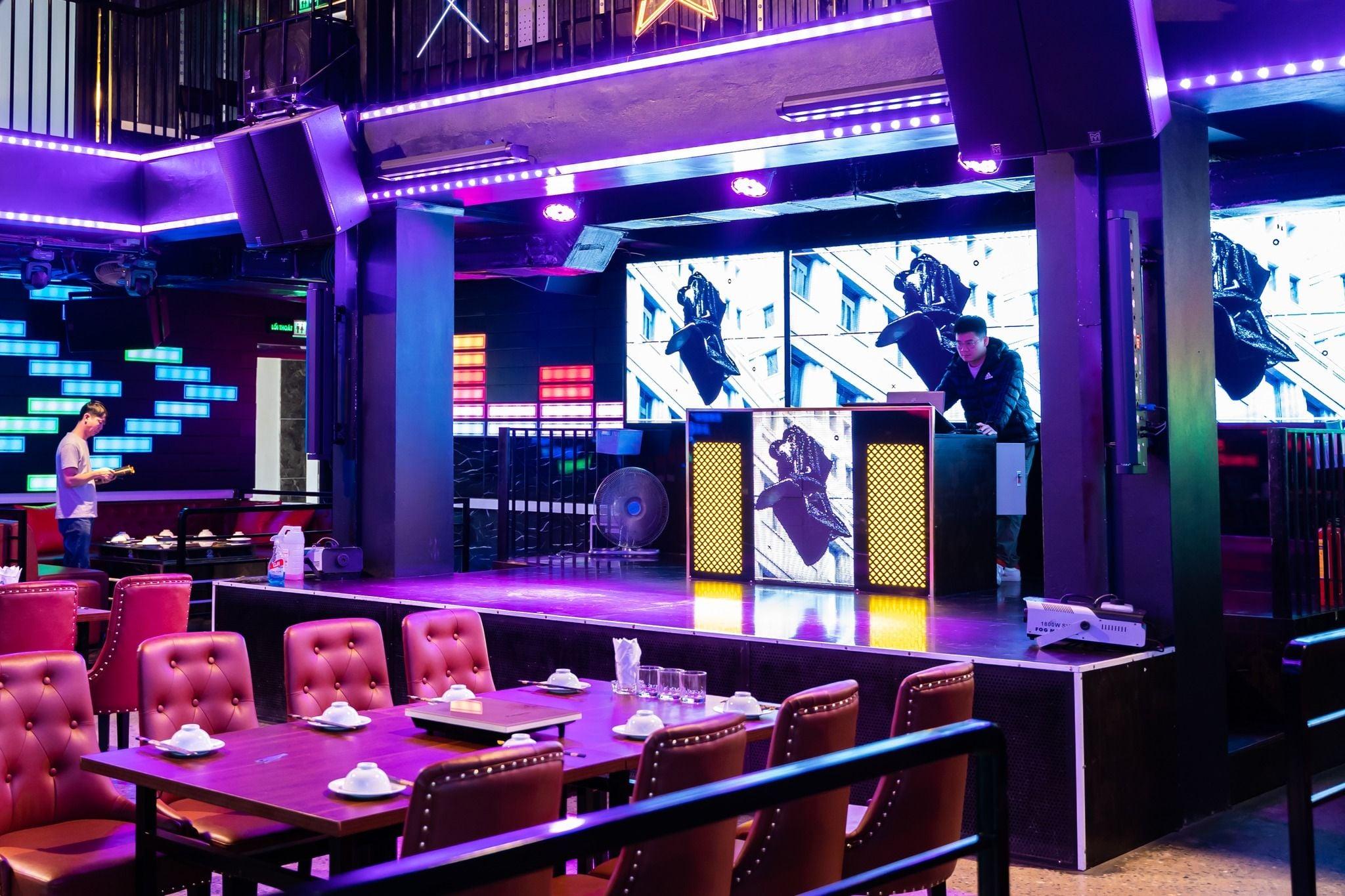Màn hình LED quán bar: Các loại phù hợp, ứng dụng và báo giá 3 màn hình led quan bar làm background cho DJ